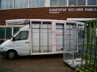 De bus staat geladen om kozijnen af te leveren