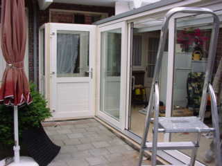 buitendeur met borstwerking in kleur creme zonder houtnerf