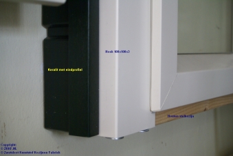 Het 100x100mm hoekprofiel voor op de hoek van het stelkozijn. Hierover valt het keralit aan de zijkant en het kozijn aan de voorkant. De platstrippen van 40, 60 of 90mm bekleden de rest van het stelkozijn