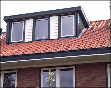 Dakkapel met tussenschotjes van Topfront gevelpanelen en boeidelen van topfront dakrand panelen