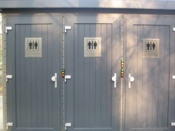 toilet huisje mt kunststof deuren met automatische opener. Deuren in antraciet grijs ral 7016