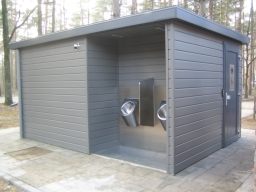 Toilethuisje voor een vakantie park waarin 5 deuren zijn verwerkt. Keralit gevel panelen en dakranden in de kleur Antraciet.