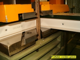 Hier worden de profielen en meelashoeken aan elkaar gesmolten