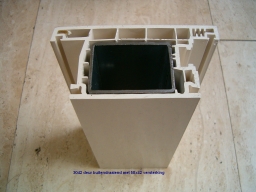 Een deurprofiel (3042) met staal versterking 42x58x3mm zorgt voor een sterke deur