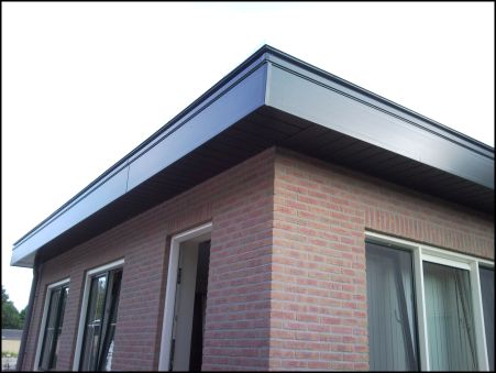 Dakrand overstek van aanbouw met keralit dakrand met plafond van keralit gevelpanelen