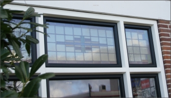 Detail van glas in lood tussen dubbel glas project Zoeterwoude