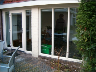 Kunststof deur met zijramen en kozijn met 3 vakken