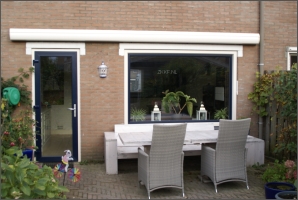Voorgevel boven met kunststof kozijnen en badkamer raam