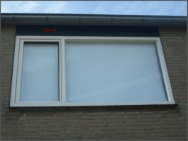 Kozijn voor slaapkamer met kunststof draaikiep raam en hor