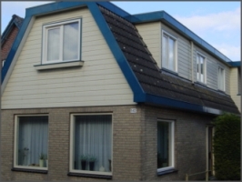 Voorgevel van dijkwoning in Lutjebroek voorzien van kunststof kozijn