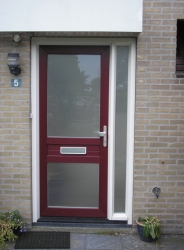 Kunststof voordeur in Leiden geleverd en vervangen in kleur wijnrood RAL 3005met zijraam.