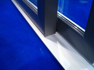 Detail buitenkant van de vast deur op de onderdorpel