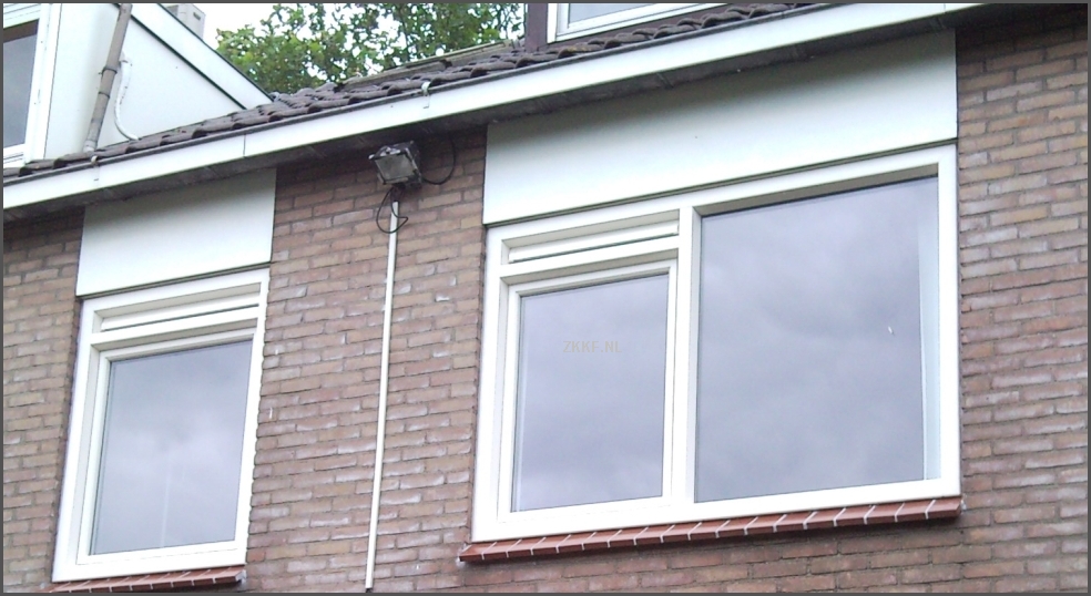 Kunststof kozijnen met ventilatie rooster op kalf geplaatst