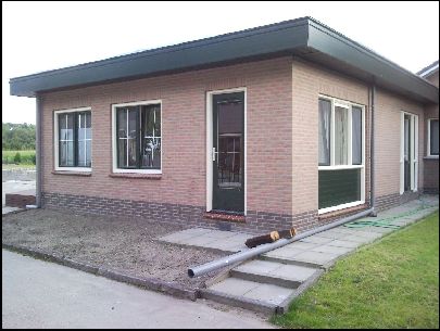 Aanbouw voorgevel met 1 deur en 2 stolpramen met roeden in glas Profiel S8000 met houtnerf