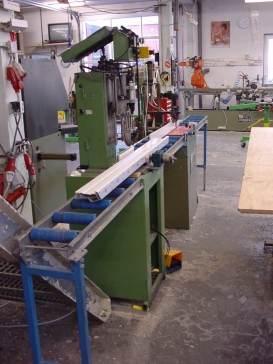 schroefmachine met automatische schroef aanvoer om staalversterking vast te schroeven