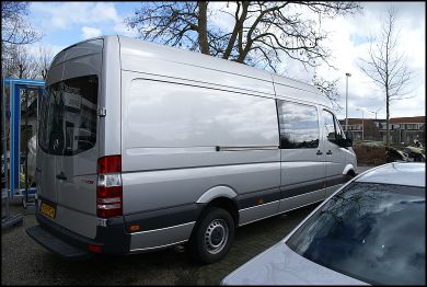 Glasrek op de bus waar grote kozijnen of schuifpuien op kunnen staan