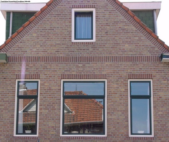 Huis in oude staat gebracht met kunststof imitatie schuiframen