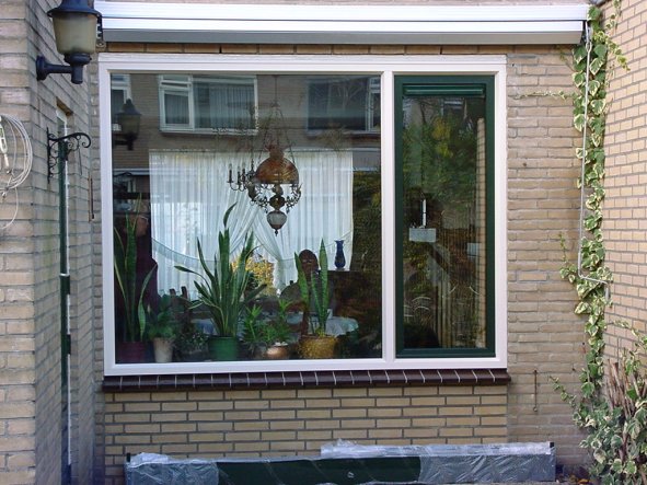 Kunststof pui/raam met alleen een draai kiep raam, borstwering onderaan is het opgemetseld