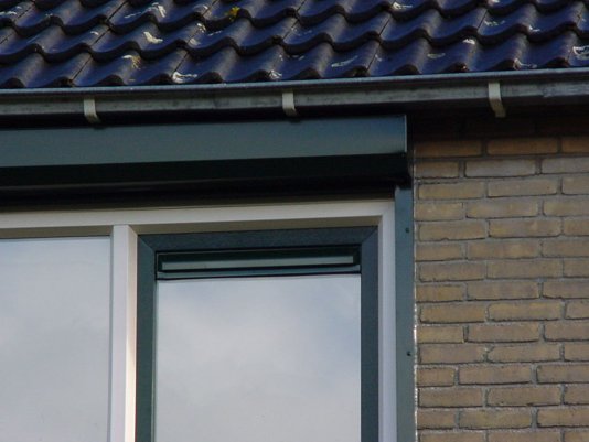 close-up van een ventilatierooster in donkergroen gespoten.