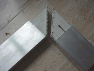 Dit zit in de deur: zwaar aluminium koker profiel met 8 meelas versterkingshoeken